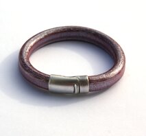 Läderarmband, riktigt tjockt i lilarosa metallic