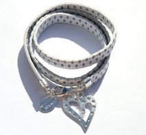 Vitt läderimitationsarmband med silver prickar