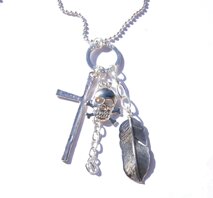 Halsband med stora berlocker