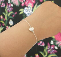 Armband med väldigt tunn kedja och hjärta