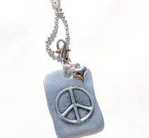 Halsband, hänge med peacemärke och litet hjärta